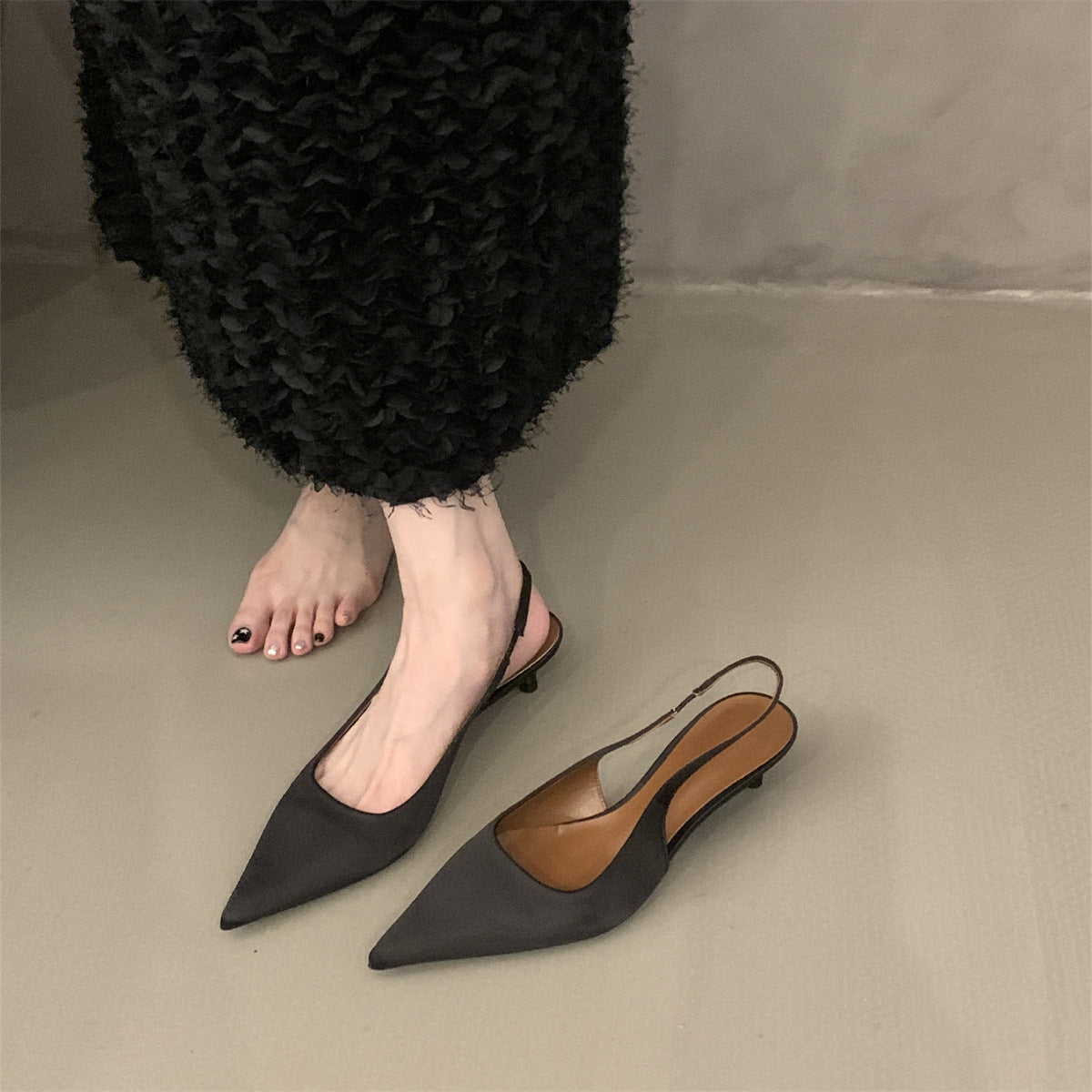 Niche high-end closed-toe sandals for women2024New Spring and Autumn Style Thin Heel Comfortable Pointed Toe Backless Single Shoes