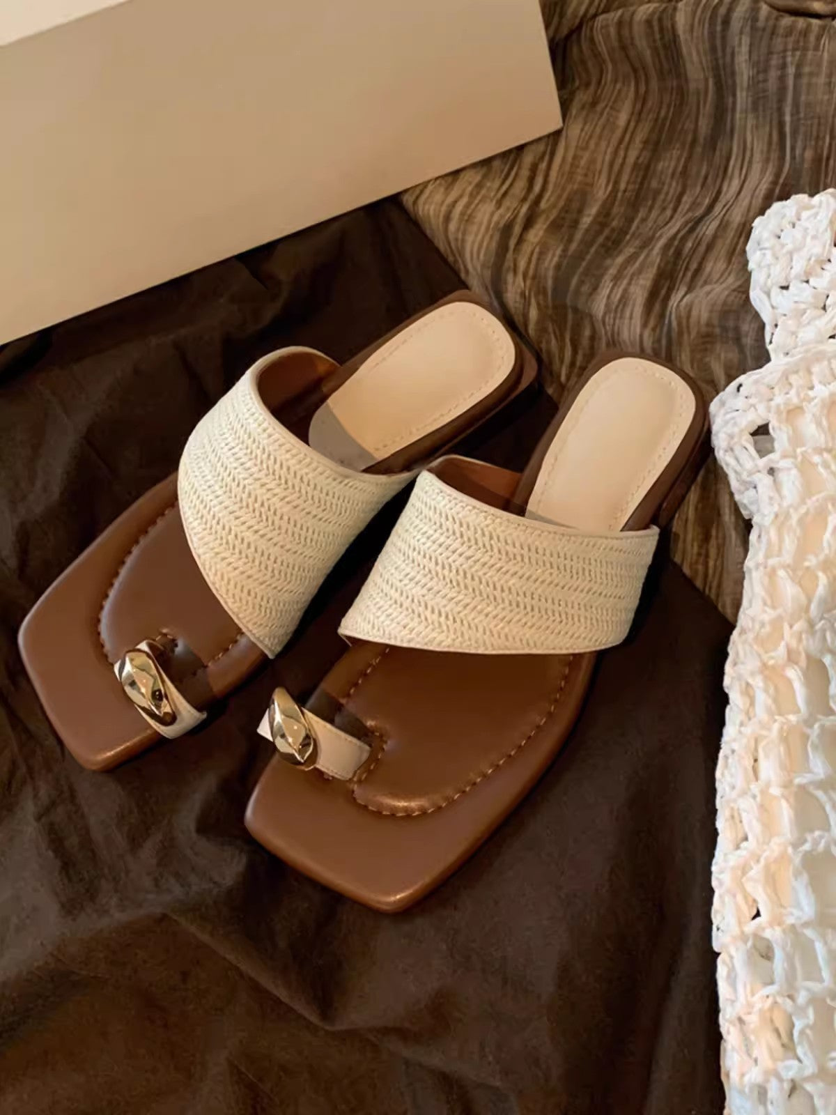 Thick Heel Vacation Style Straw Weave Toe Clip Sandals for Women Summer Outdoor Wear2024New French Style Sandals