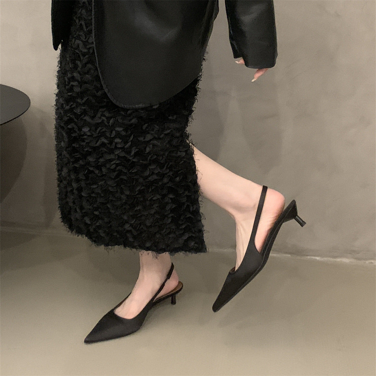 Niche high-end closed-toe sandals for women2024New Spring and Autumn Style Thin Heel Comfortable Pointed Toe Backless Single Shoes